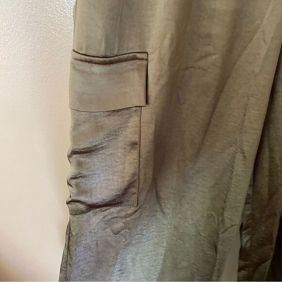 Superdown Rita Cargo Pants Olive green satin track jogger pull on Revolve NWT - Picture 11 of 11